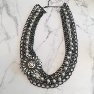 Boutique • Daisy pearl/bling necklace